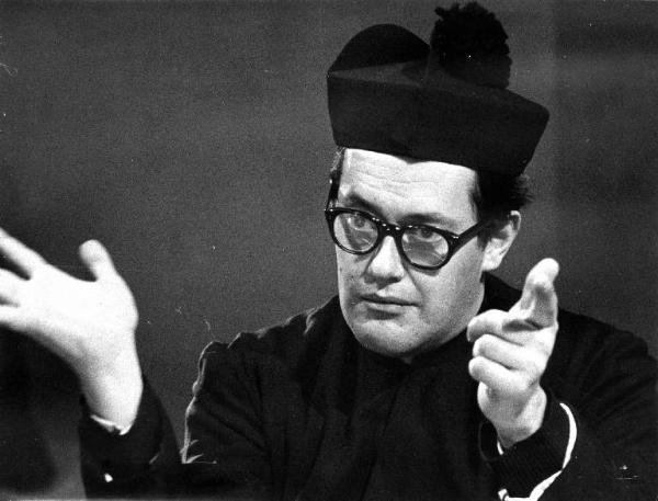 Scena del film docomentario "L'antimiracolo" - Regia Elio Piccon - 1965 - Un prete