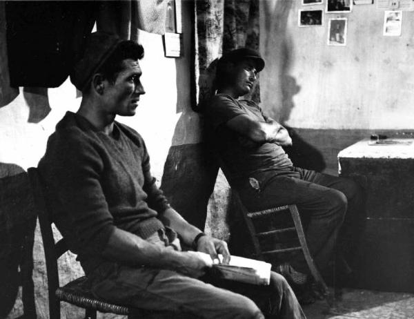 Scena del film docomentario "L'antimiracolo" - Regia Elio Piccon - 1965 - Due uomini