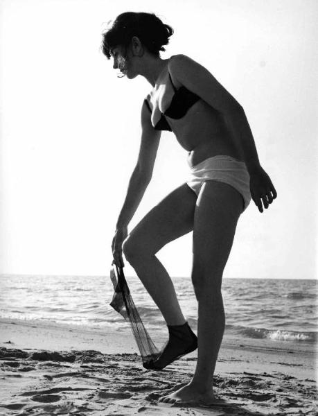 Scena del film docomentario "L'antimiracolo" - Regia Elio Piccon - 1965 - Una donna in bikini in spiaggia davanti al mare