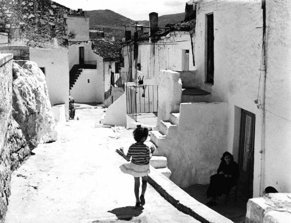 Scena del film docomentario "L'antimiracolo" - Regia Elio Piccon - 1965 - Una bambina per le strade di un paese della Puglia