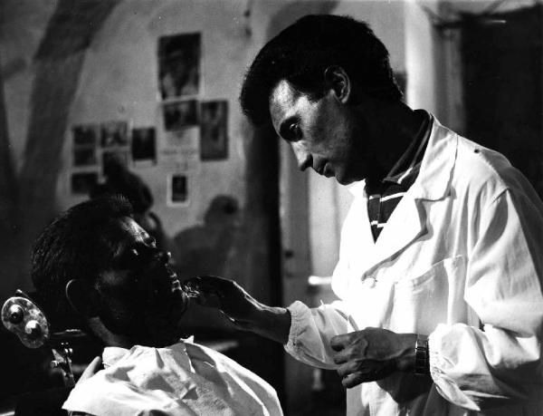 Scena del film docomentario "L'antimiracolo" - Regia Elio Piccon - 1965 - Un barbiere taglia la barba a un cliente