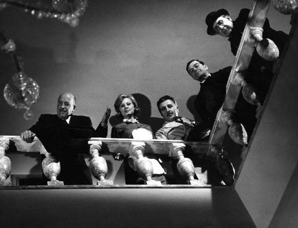Scena del film "A porte chiuse" - Regia Dino Risi - 1960 - Gli attori Fred Clark, un'attrice non identificata, Alberto Talegalli, Claudio Gora e Agostino Salvietti