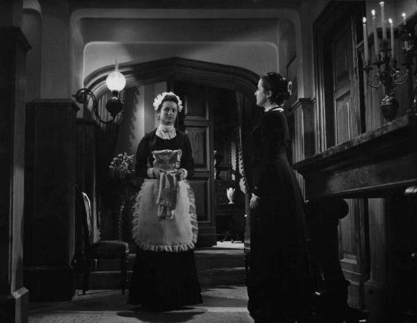 Scena del film "Appassionatamente" - Regia Giacomo Gentilomo - 1954 - Le attrici Maria Pia Casilio e Vera Carmi