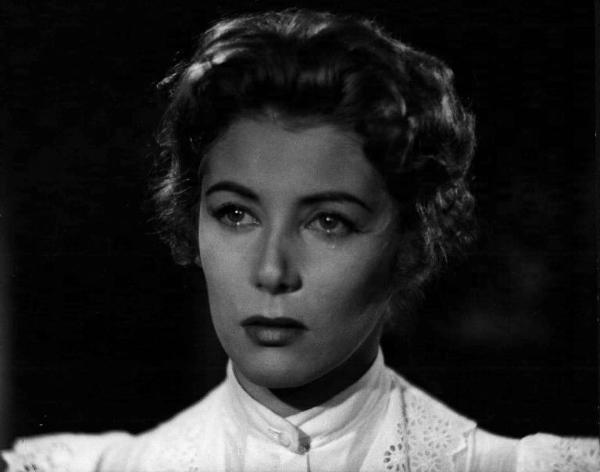 Scena del film "Appassionatamente" - Regia Giacomo Gentilomo - 1954 - Primo piano dell'attrice Myriam Bru