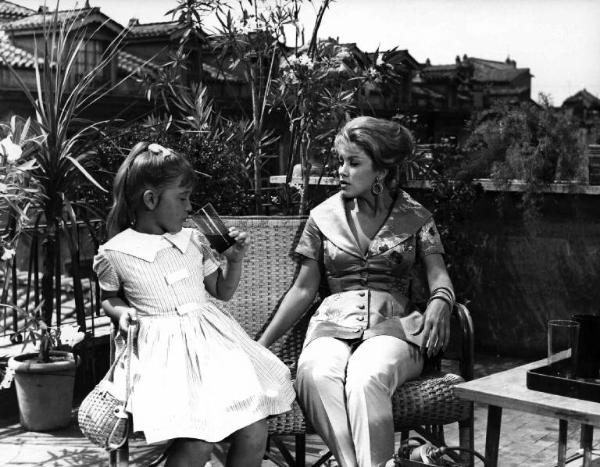 Scena del film "Appuntamento a Ischia" - Regia Mario Mattoli - 1960 - Un'attrice non identificata e una bambina