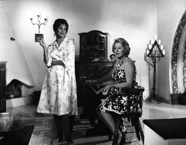 Scena del film "Appuntamento a Ischia" - Regia Mario Mattoli - 1960 - L'attrice Antonella Lualdi e un'attrice non identificata