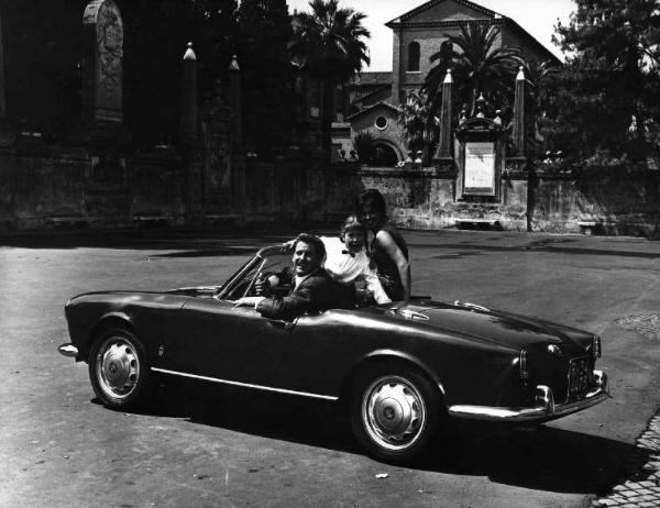 Scena del film "Appuntamento a Ischia" - Regia Mario Mattoli - 1960 - Gli attori Domenico Modugno, Maria Letizia Gazzoni e Antonella Lualdi in automobile