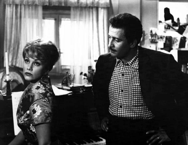 Scena del film "Appuntamento a Ischia" - Regia Mario Mattoli - 1960 - L'attore Domenico Modugno e un'attrice non identificata