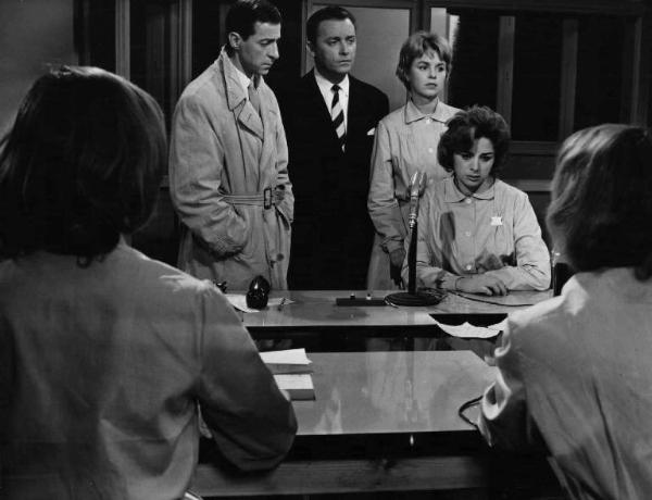 Scena del film "Appuntamento con il delitto" - Regia Edouard Molinaro - 1959 - L'attrice Sandra Milo e attori non identificati