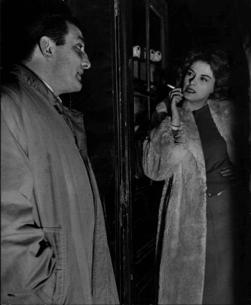 Scena del film "Appuntamento con il delitto" - Regia Edouard Molinaro - 1959 - Gli attori Lino Ventura e Sandra Milo