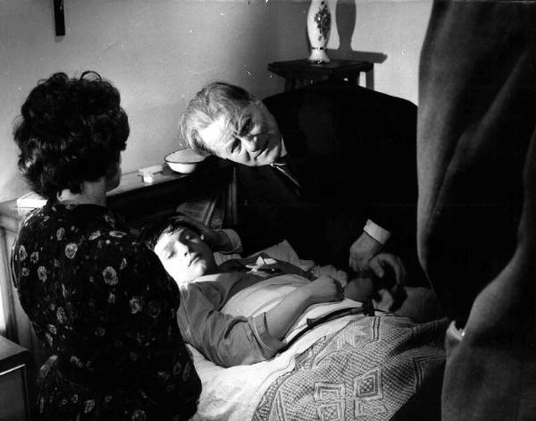 Scena del film "Appuntamento in paradiso" - Regia Giuseppe Rolando - 1960 - Un medico visita un bambino a letto