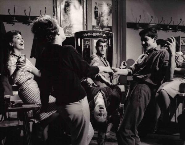 Scena del film "Appuntamento in paradiso" - Regia Giuseppe Rolando - 1960 - Attori non identificati ballano in un locale
