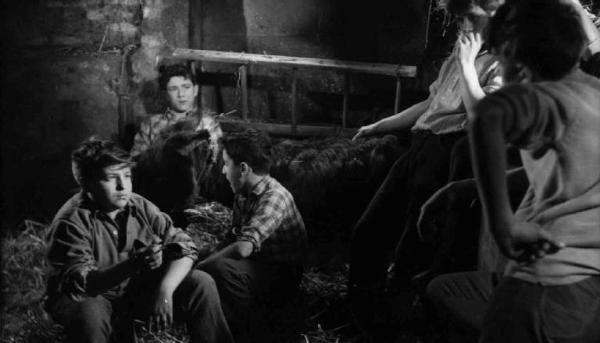 Scena del film "Appuntamento in paradiso" - Regia Giuseppe Rolando - 1960 - Bambini in una stalla