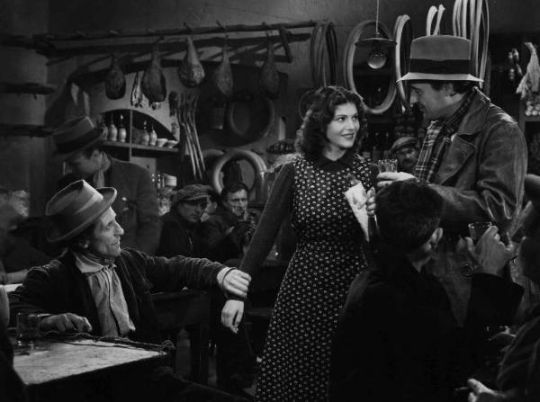 Scena del film "L'argine" - Regia Corrado D'Errico - 1938 - L'attrice Luisa Ferida e attori non identificati
