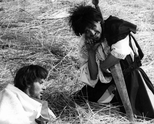 Scena del film "L'armata Brancaleone" - Regia Mario Monicelli - 1966 - Gli attori Gian Maria Volonté e Vittorio Gassman che impugna una spada