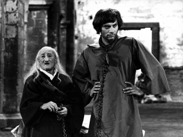 Scena del film "L'armata Brancaleone" - Regia Mario Monicelli - 1966 - Gli attori Carlo Pisacane e Gian Maria Volonté