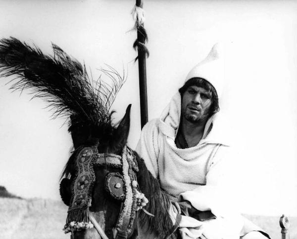 Scena del film "L'armata Brancaleone" - Regia Mario Monicelli - 1966 - L'attore Gian Maria Volonté a cavallo