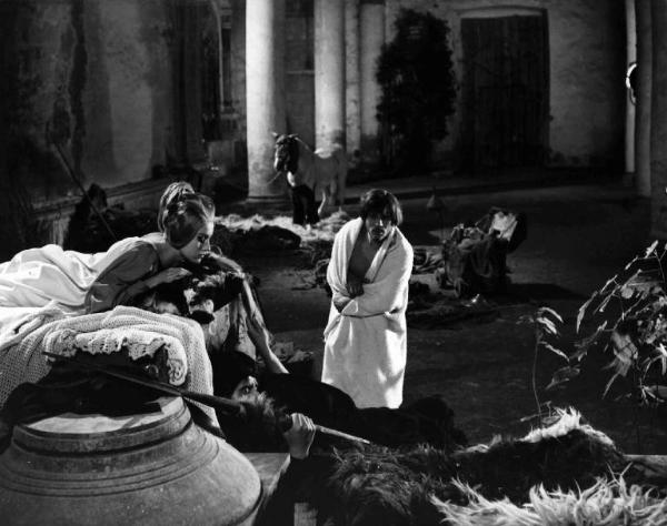 Scena del film "L'armata Brancaleone" - Regia Mario Monicelli - 1966 - Gli attori Catherine Spaak, Vittorio Gassman e Gian Maria Volonté