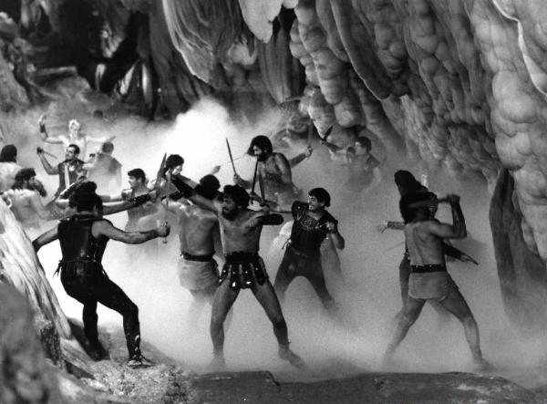 Scena del film "Arrivano i titani" - Regia Duccio Tessari - 1962 - Attori non identificati combattono armati di spade