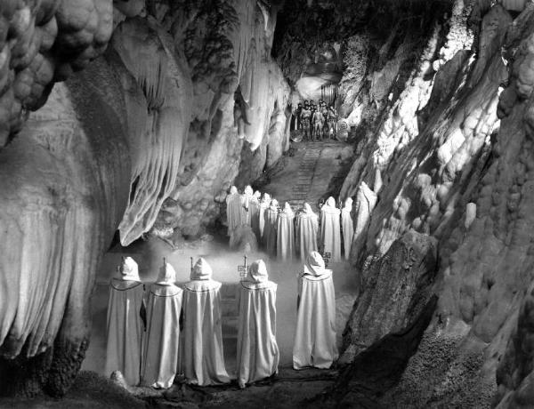 Scena del film "Arrivano i titani" - Regia Duccio Tessari - 1962 - Attori non identificati in una grotta