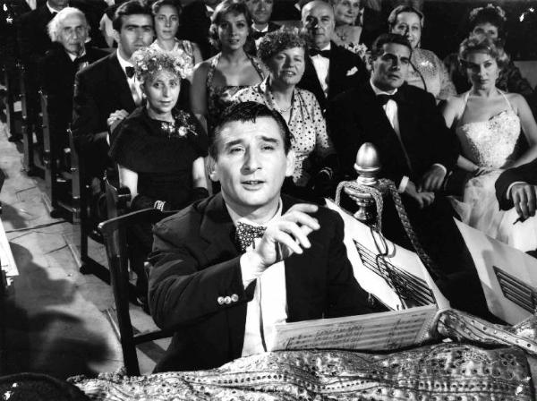 Scena del film "Arrivederci Roma" - Regia Mario Russo - 1957 - L'attore Renato Rascel direttore d'orchestra