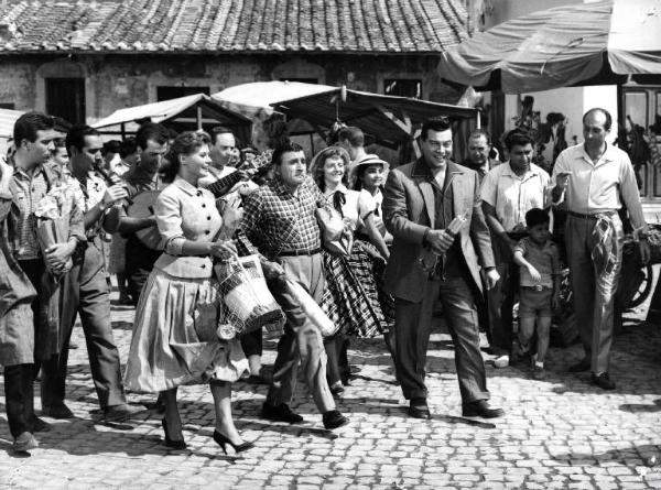 Scena del film "Arrivederci Roma" - Regia Mario Russo - 1957 - Gli attori Marisa Allasio, Renato Rascel e Mario Lanza al mercato seguiti da un gruppo di persone