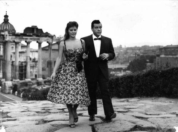 Scena del film "Arrivederci Roma" - Regia Mario Russo - 1957 - Gli attori Marisa Allasio e Mario Lanza per le strade del Foro Traiano a Roma