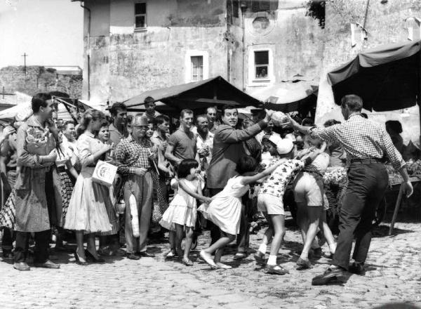 Scena del film "Arrivederci Roma" - Regia Mario Russo - 1957 - Gli attori Renato Rascel, Marisa Allasio e Mario Lanza tra la folla