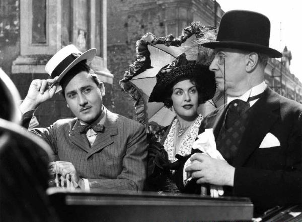 Scena del film "L'arte di arrangiarsi" - Regia Luigi Zampa - 1954 - Gli attori Alberto Sordi, Elli Parvo e Franco Coop