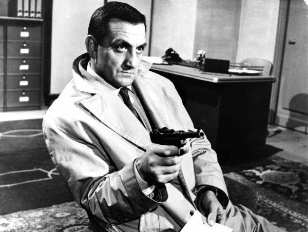 Scena del film "Asfalto che scotta" - Regia Claude Sautet - 1960 - L'attore Lino Ventura impugna una pistola