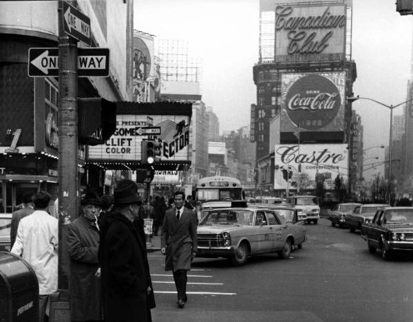 Scena del film "Assassination" - Regia Emilio Miraglia - 1967 - L'attore Henry Silva per le strade di New York
