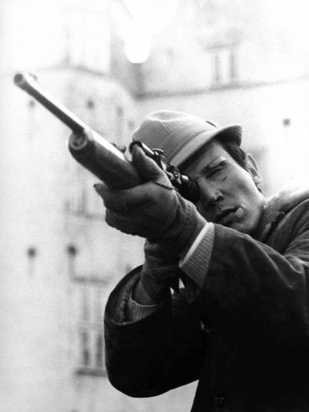 Scena del film "Assassination" - Regia Emilio Miraglia - 1967 - L'attore Henry Silva impugna un fucile