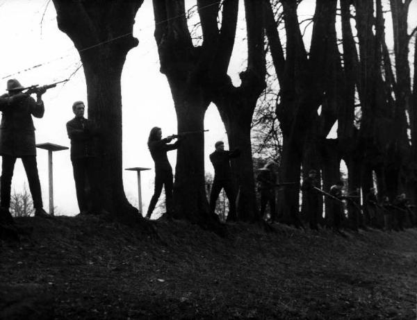 Scena del film "Assassination" - Regia Emilio Miraglia - 1967 - Attori non identificati con pistole e fucili
