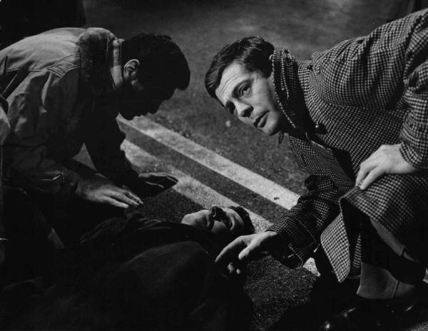 Scena del film "L'assassino" - Regia Elio Petri - 1961 - L'attore Marcello Mastroianni e due attori non identificati