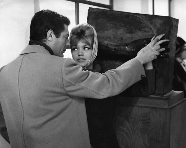 Scena del film "L'assassino" - Regia Elio Petri - 1961 - Gli attori Marcello Mastroianni e Cristina Gajoni