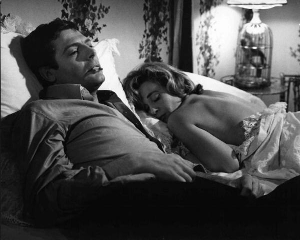 Scena del film "L'assassino" - Regia Elio Petri - 1961 - Gli attori Marcello Mastroianni e Micheline Presle a letto