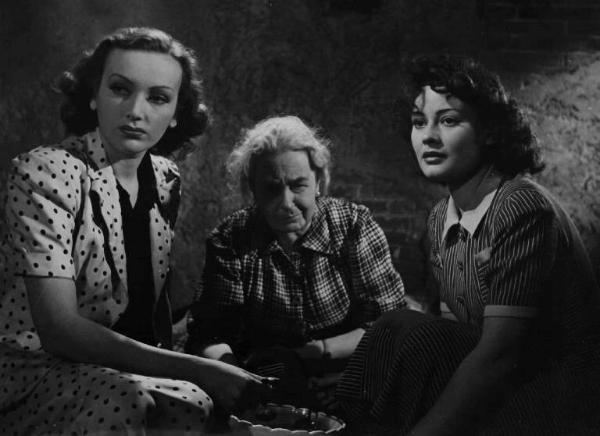 Scena del film "L'assedio dell'Alcazar" - Regia Augusto Genina - 1940 - Le attrici Mireille Baline, Maria Denis e un'attrice non identificata
