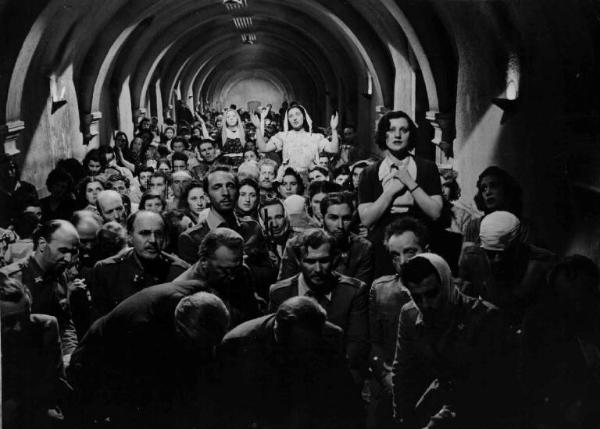 Scena del film "L'assedio dell'Alcazar" - Regia Augusto Genina - 1940 - Donne e soldati pregano in ginocchio