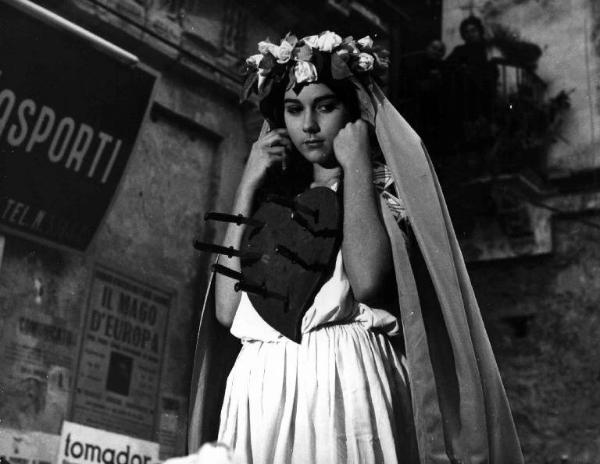 Scena del film "Assicurasi vergine" - Regia Giorgio Bianchi - 1967 - L'attrice Romina Power con un cuore di legno sul petto e dei coltelli conficcati dentro