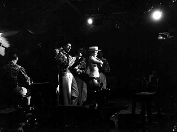 Scena del film "Audace colpo dei soliti ignoti" - Regia Nanni Loy - 1959 - L'attrice Vicky Ludovisi si esibisce in uno streap-tease sul palcoscenico insieme a un gruppo musicale