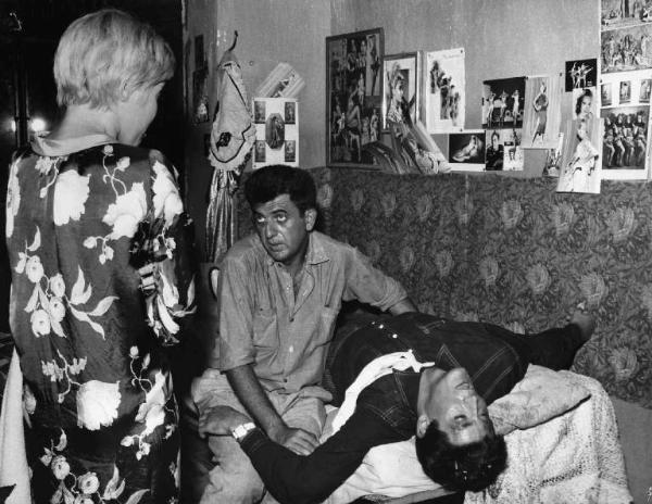 Set del film "Audace colpo dei soliti ignoti" - Regia Nanni Loy - 1959 - Il regista Nanni Loy e gli attori Vittorio Gassman, sul letto, e Vicky Ludovisi