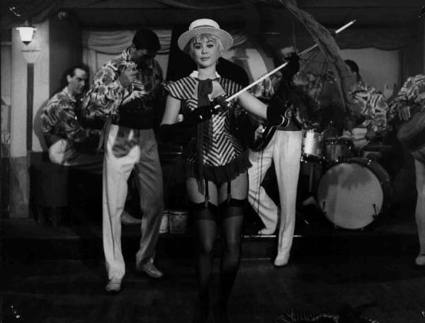 Scena del film "Audace colpo dei soliti ignoti" - Regia Nanni Loy - 1959 - L'attrice Vicky Ludovisi si esibisce in uno streap-tease sul palcoscenico insieme a un gruppo musicale