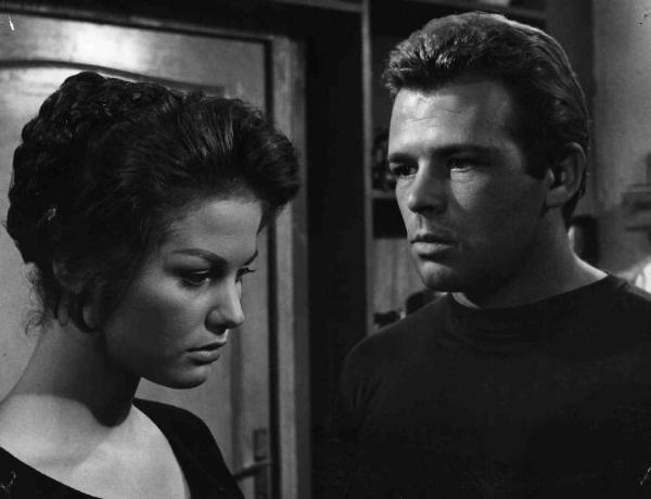 Scena del film "Audace colpo dei soliti ignoti" - Regia Nanni Loy - 1959 - Gli attori Claudia Cardinale e Renato Salvatori