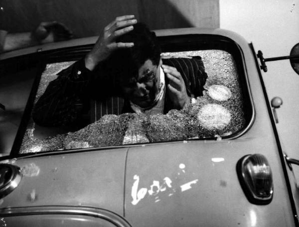 Scena del film "Audace colpo dei soliti ignoti" - Regia Nanni Loy - 1959 - L'attore Vittorio Gassman rompe con la testa il parabrezza di un camion