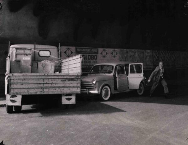 Scena del film "Audace colpo dei soliti ignoti" - Regia Nanni Loy - 1959 - Gli attori Toni Ucci, al volante di un'automobile scontratasi contro un camion sotto un ponte, e Gianni Bonagura scappa con una valigia