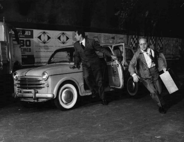 Scena del film "Audace colpo dei soliti ignoti" - Regia Nanni Loy - 1959 - Gli attori Toni Ucci, al volante di un'automobile scontratasi contro un camion sotto un ponte, e Gianni Bonagura scappa con una valigia