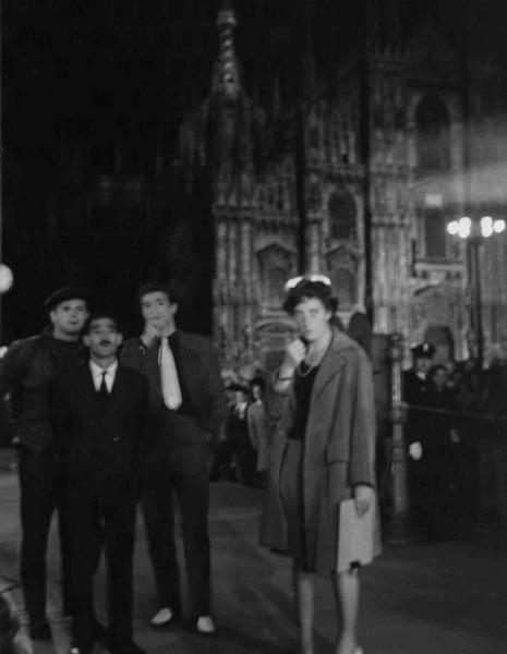 Set del film "Audace colpo dei soliti ignoti" - Regia Nanni Loy - 1959 - Gli attori Renato Salvatori, Tiberio Murgia e Vittorio Gassman in piazza Duomo a Milano