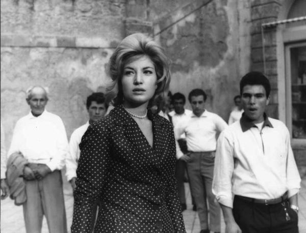 Scena del film "L'avventura" - Regia Michelangelo Antonioni - 1960 - L'attrice Monica Vitti