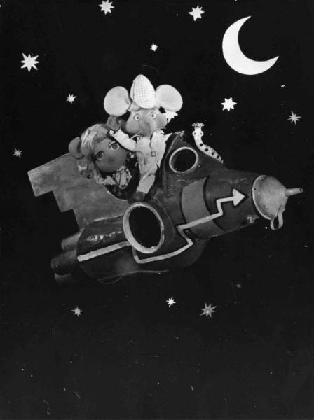 Scena del film "Le avventure di Topo Gigio" - Regia Federico Caldura - 1961 - Topo Gigio e la sua compagna Rosy su un razzo nello spazio verso la luna
