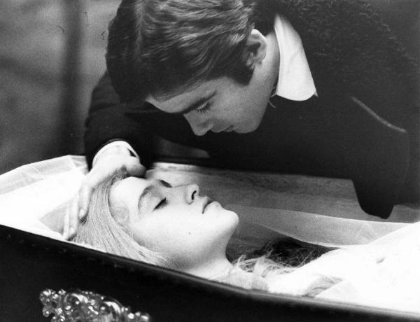 Scena del film "Il bacio" - Regia Mario Lanfranchi - 1974 - Gli attori Eleonora Giorgi, in una bara, e Brian Deacon